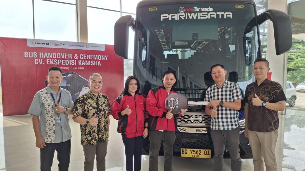 Guntur Budiana, Bus Department Head PT Hino Motors Sales Indonesia (HMSI), kepada Junaidi, Owner CV Ekspedisi Kanisha (Laskad Trans). Prosesi ini turut didampingi PT Citra Lestari Mobilindo (CLM),