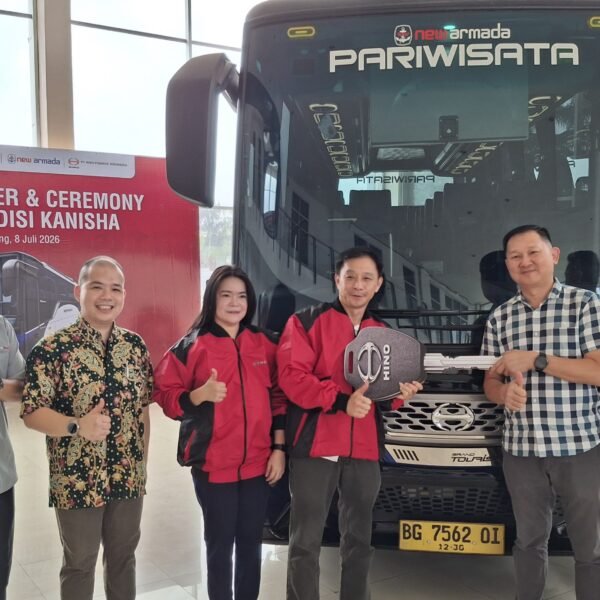 Guntur Budiana, Bus Department Head PT Hino Motors Sales Indonesia (HMSI), kepada Junaidi, Owner CV Ekspedisi Kanisha (Laskad Trans). Prosesi ini turut didampingi PT Citra Lestari Mobilindo (CLM),