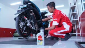 Mekanik Enduro Service di SPBU Pertamina Ahmad Yani 31.171.01, Bekasi saat melakukan pergantian oli Pertamina Enduro pada sepeda motor konsumen_