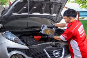 ilustrasi Mekanik Enduro Service di SPBU Pertamina sedang mengganti oli Pertamina Fastron pada kendaraan Konsumen_