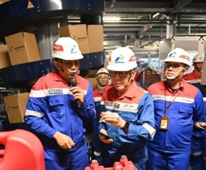 Sigit Pranowo, Direktur Utama Pertamina Lubricants (paling kanan), meninjau langsung proses produksi oli Pertamina untuk menjaga ketersediaan oli nasional.