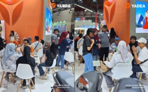 Meja transaksi di booth Yadea dipadati pengunjung