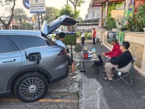 Lewat fitur V2L, Chery TIGGO 9 CSH mampu menyuplai daya listrik hingga 6,6 kW (6.600 Watt) menggunakan adaptor khusus