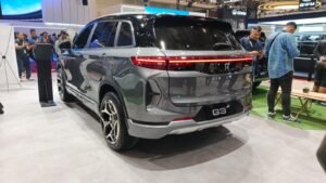Tampilan belakang dikemas sedikit beda di area logo tengah