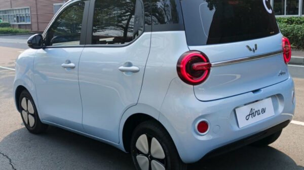Tampilan belakang dan sisi Wuling Aira ev