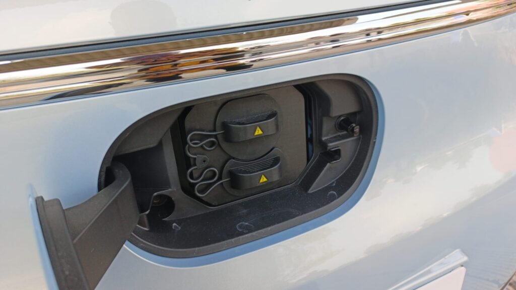 Aira EV sudah menggunakan konektor CCS2