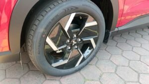 Varian teratas Xforce HEV Premium tampilan velg berbeda