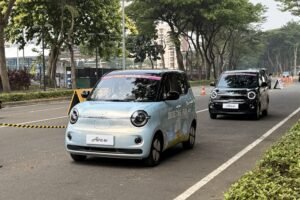 Aira ev meraih penghargaan Most Driven EV Passenger sebagai kendaraan listrik penumpang yang paling banyak dicoba selama pameran GIIAS