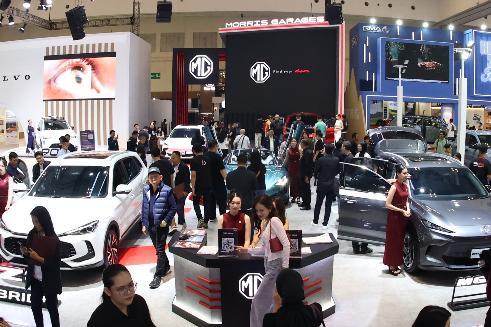 MG ZS Hybrid+ dan S5 EV jadi primadona booth MG