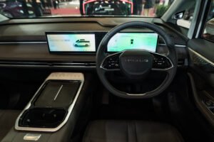 Dasbor hitam berlimpah fitur