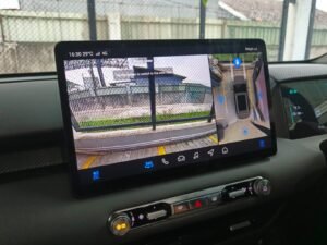 Pusat infotainment yang luas memberikan visual yang jelas