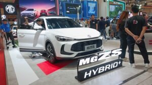 Antusiasme pengunjung merasakan kelegaan kabin dan fitur MG ZS Hybrid+