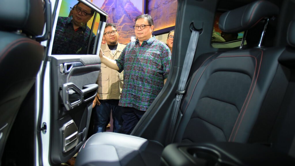 Airlangga Hartarto Melihat Lebih Dekat JETOUR T2