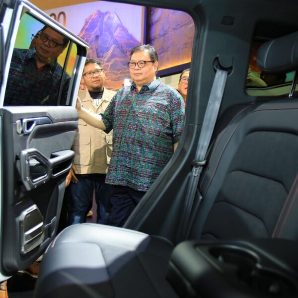 Airlangga Hartarto Melihat Lebih Dekat JETOUR T2