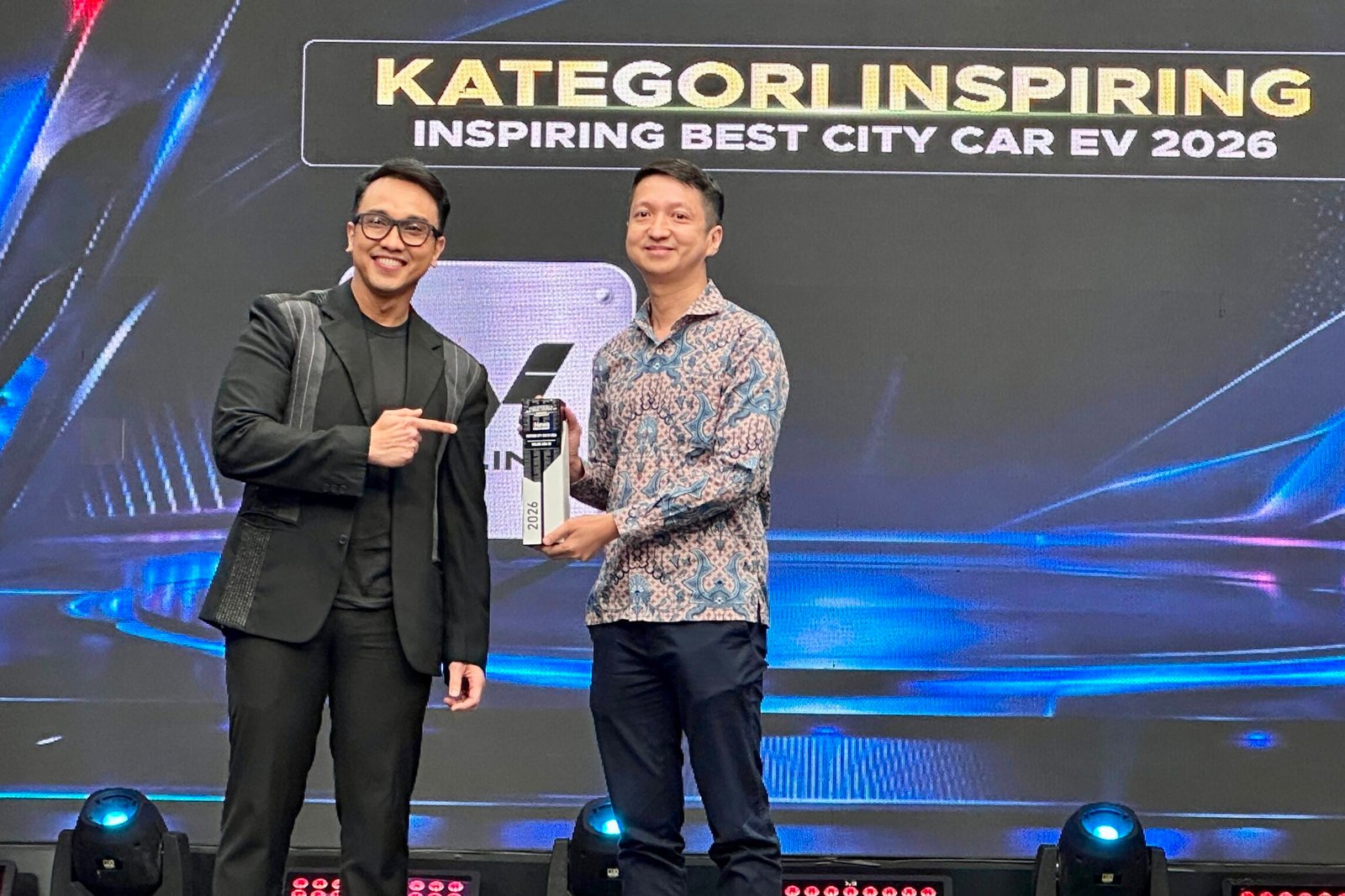 Wuling Aira ev meraih Inspiring Best City Car EV dalam Indonesia Automotive Awards 2026