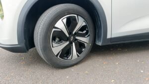 Velg 19 inci, mobil ini pakai suspensi MacPherson Strut di depan dan torsion beam di belakang 