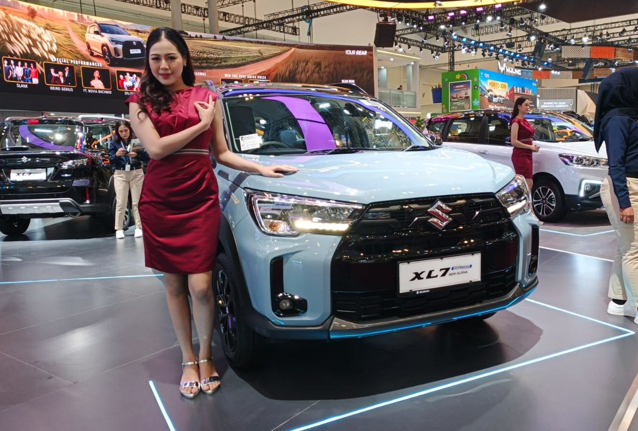 Auto Gaya Dengan Suzuki New XL7 Alpha Hybrid Warna Baru Ice Grayish Blue