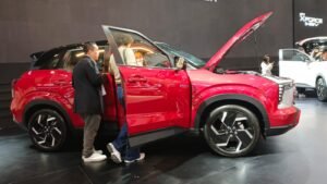 Antusiasme pengunjung melihat detail Xforce HEV