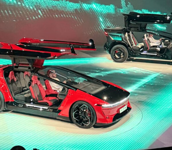 Ceer merek kendaraan EV hadirkan Exobot Sedan dan EV