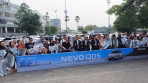 40 konsumen yang secara simbolis menerima unit perdana Nevo Q05