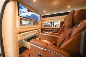 Lombardi juga menawarkan paket Altera untuk HiAce Premio