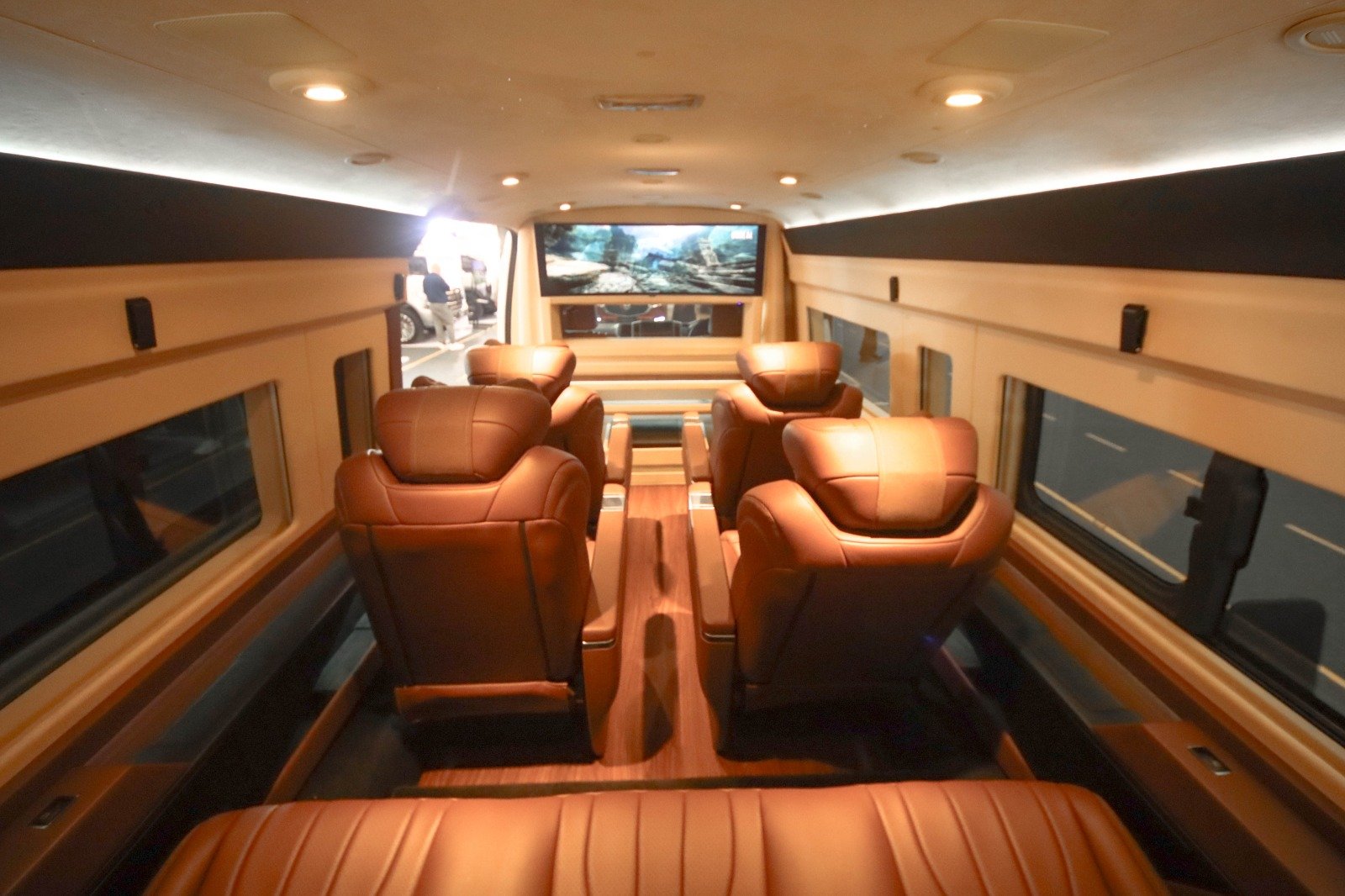 Kabin Toyota HiAce Premio by Lombardi terlihat mewah