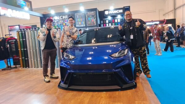 FANCHI Indonesia berkolaborasi dengan influencer otomotif Ridwan Hanif menghadirkan wrapping Gentian Blue di BYD Atto 1 wide body