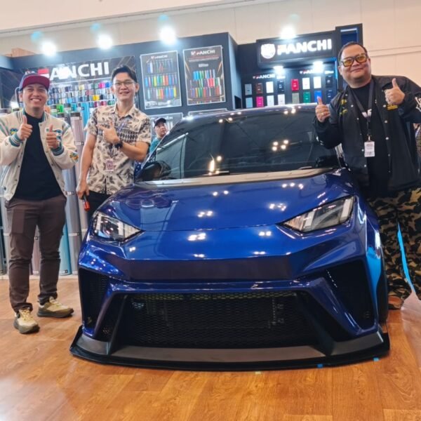 FANCHI Indonesia berkolaborasi dengan influencer otomotif Ridwan Hanif menghadirkan wrapping Gentian Blue di BYD Atto 1 wide body