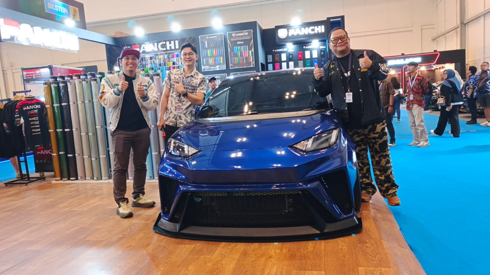 FANCHI Indonesia berkolaborasi dengan influencer otomotif Ridwan Hanif menghadirkan wrapping Gentian Blue di BYD Atto 1 wide body