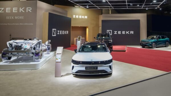 ZEEKR menampilkan jajaran kendaraannya dalam debut di Paris Motor Show 2026