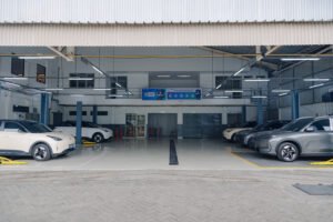 Geely Multi Auto Pekanbaru dilengkapi enam service bay serta dua AC charging station