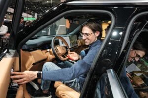 Pengunjung mengeksplorasi interior dan fitur ZEEKR 9X secara langsung di Paris Motor Show 2026