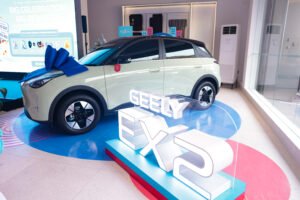 Geely EX2 ditampilkan di area showroom Geely Ricklean Makassar