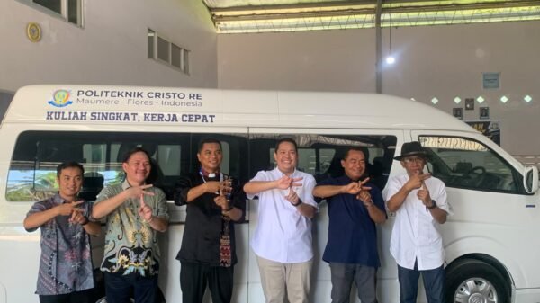 Foton E-View diserahkan ke ke Politeknik Cristo Re di Maumere NTT
