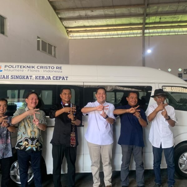 Foton E-View diserahkan ke ke Politeknik Cristo Re di Maumere NTT