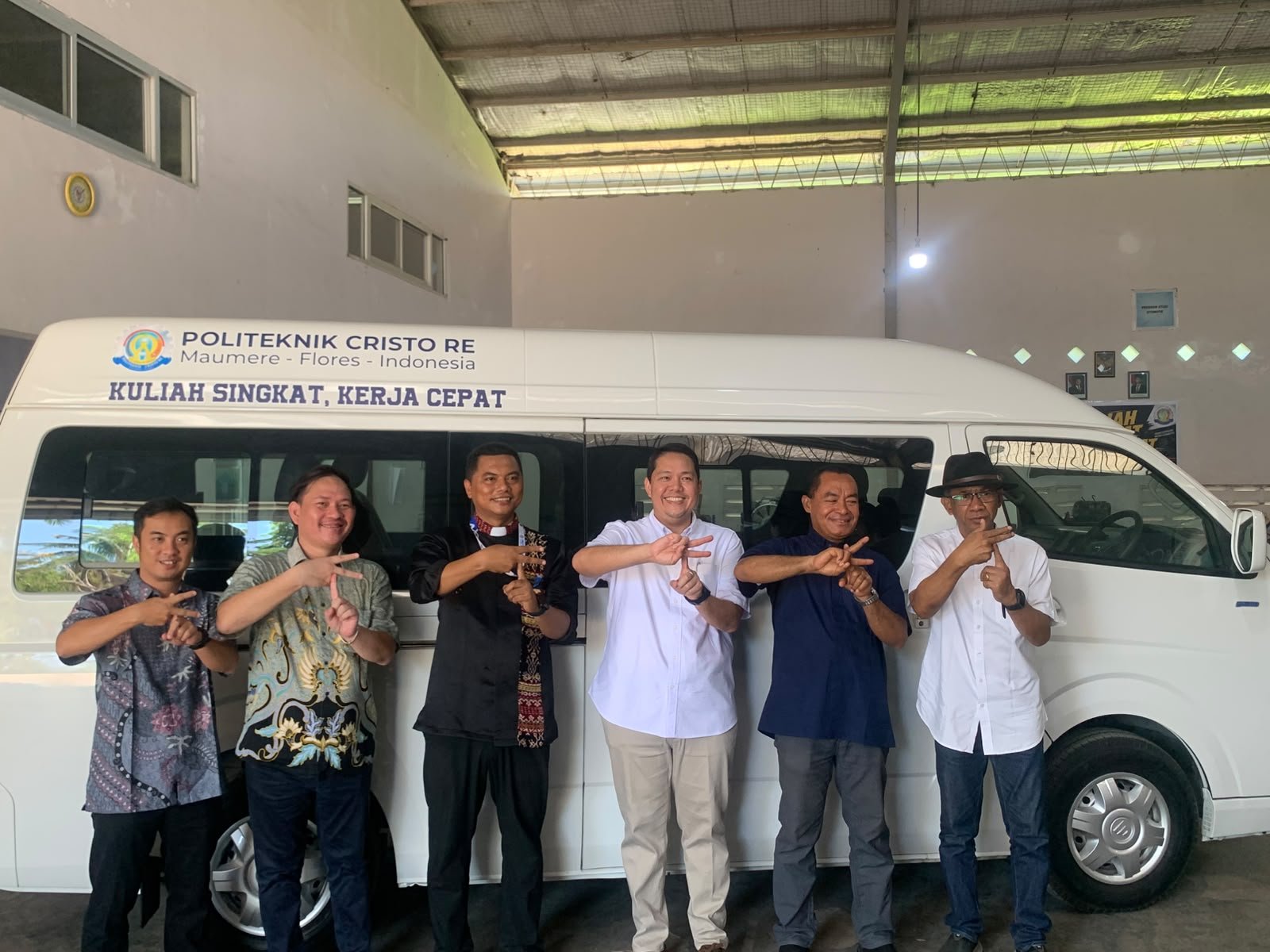 Foton E-View diserahkan ke ke Politeknik Cristo Re di Maumere NTT