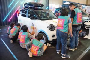 Proses ilustrasi telah dilakukan secara langsung oleh Keluarga Ilustrator Lokal SOVLO yang berkolaborasi dengan Doodle Art Indonesia di booth Wuling