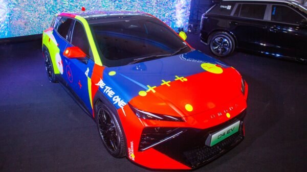 Tampilan Depan OMODA O4 EV x Rebellionik
