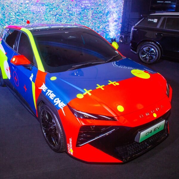 Tampilan Depan OMODA O4 EV x Rebellionik